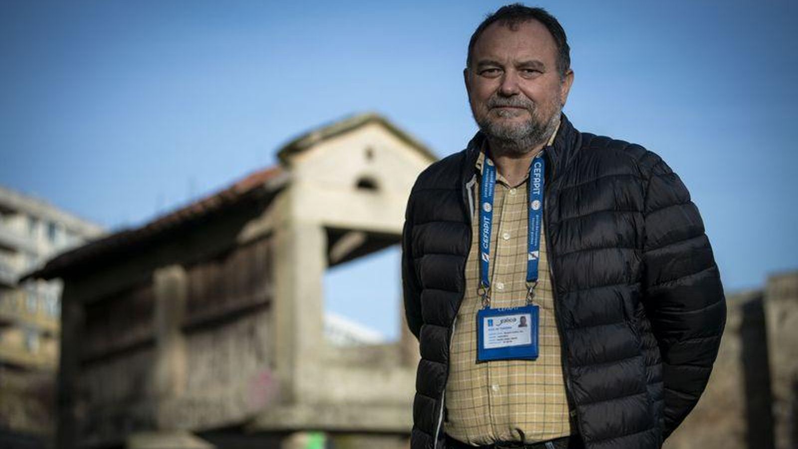 OURENSE (PASEO DA PONTE ROMANA). 10/11/2020. OURENSE. Retrato de Pepe Mosquera, delegado provincial de la Asociación de Guías turísticos de Galicia. FOTO: ÓSCAR PINAL