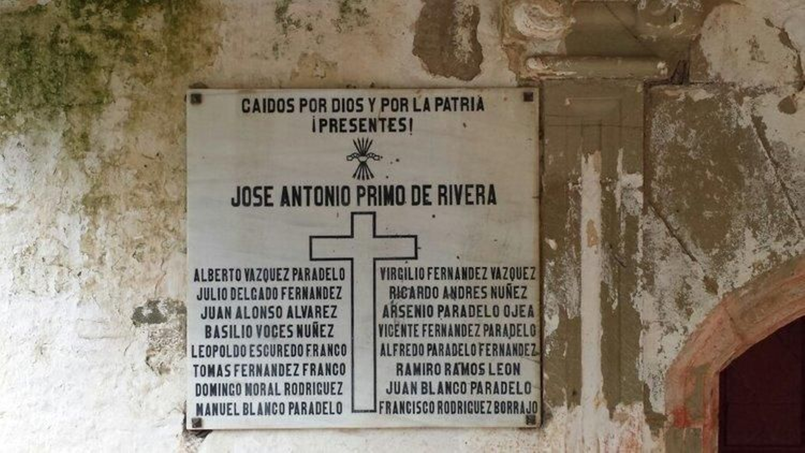 Una de las placas que pidió retirar el Ateneo Republicano.