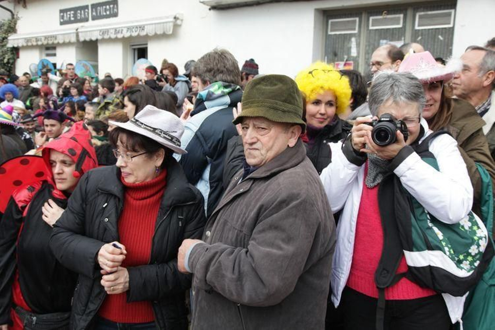 Laza recibe a los peliqueiros con bica y licor café