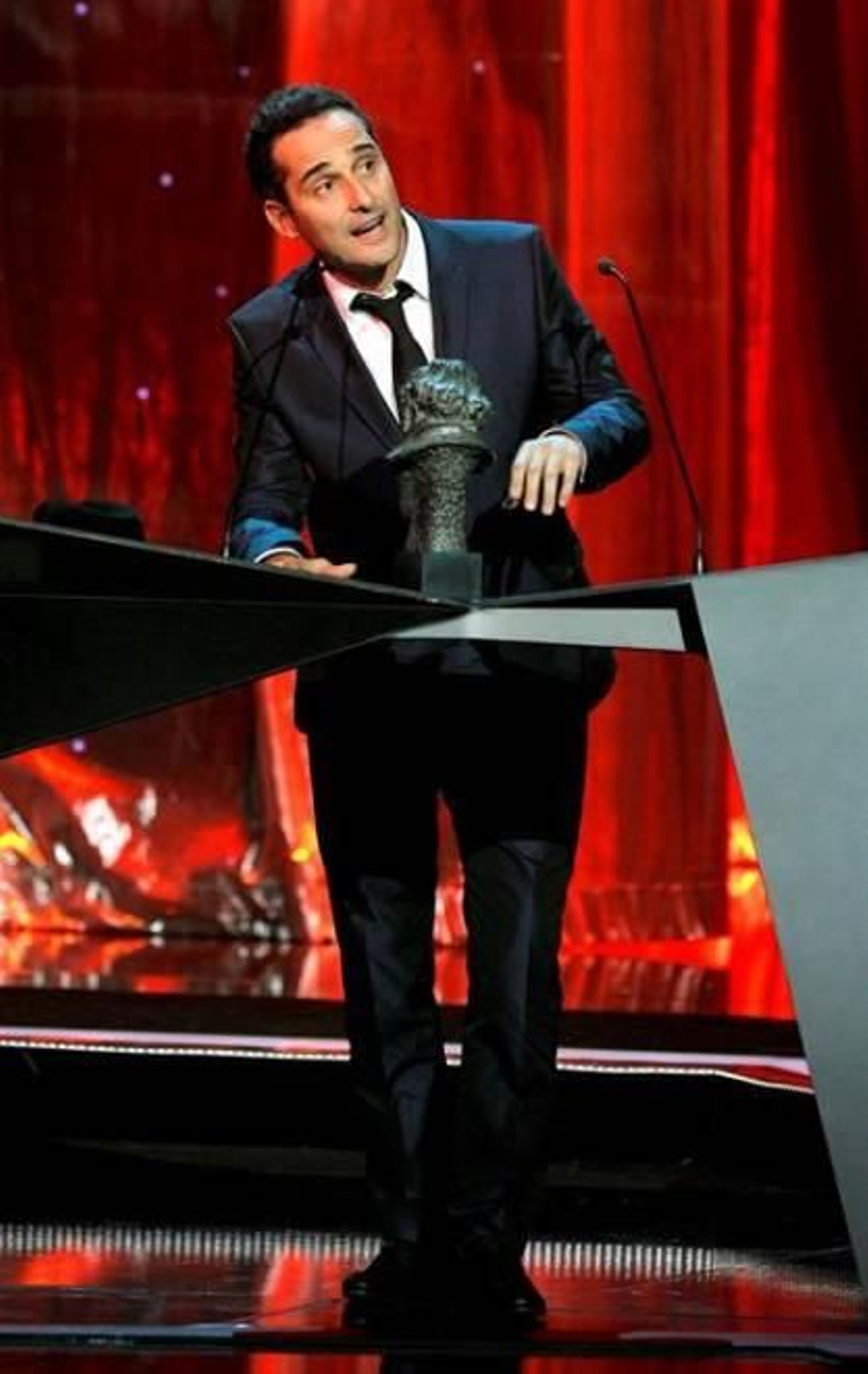 El músico uruguayo Jorge Drexler recoge el Goya a la mejor canción original. Foto: EFE