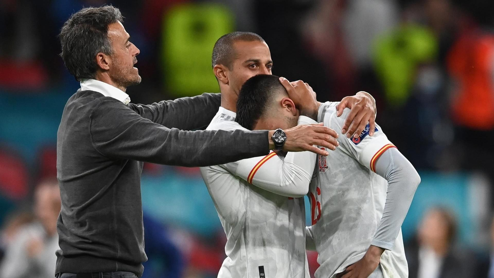 Luis Enrique y Thiago consuelan a Pedri. (EFE)