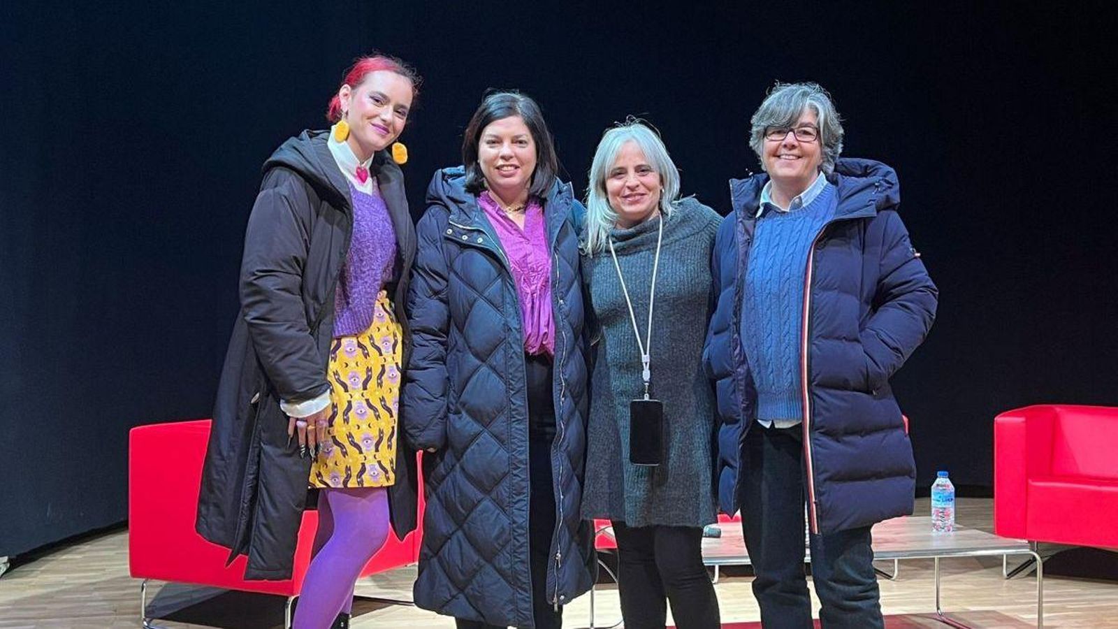 Coral Herrera, escritora y pensadora feministay una de las voces más influyentes en la reflexión sobre el amor romántico ofreció una charla en el Auditorio Xulio Vázquez de A Pobra de Trives