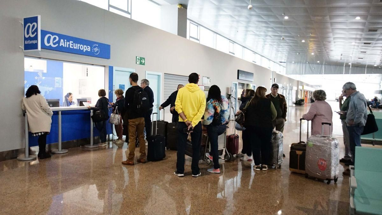 Pasajeros en el aeropuerto de Peinador a la espera de la salida de su vuelo.