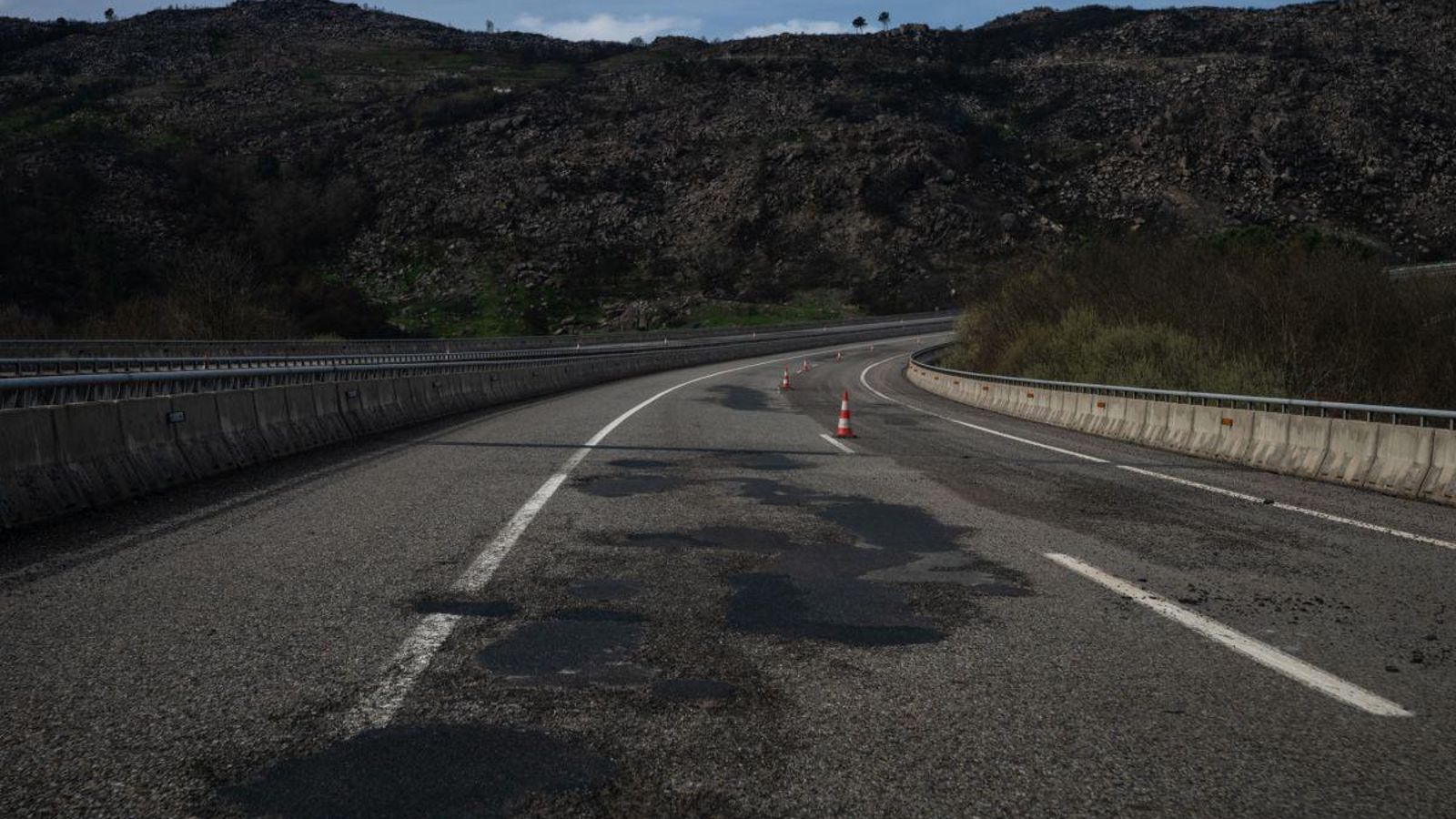 Un carril cortado en la A-52 ante el mal estado de la carretera
