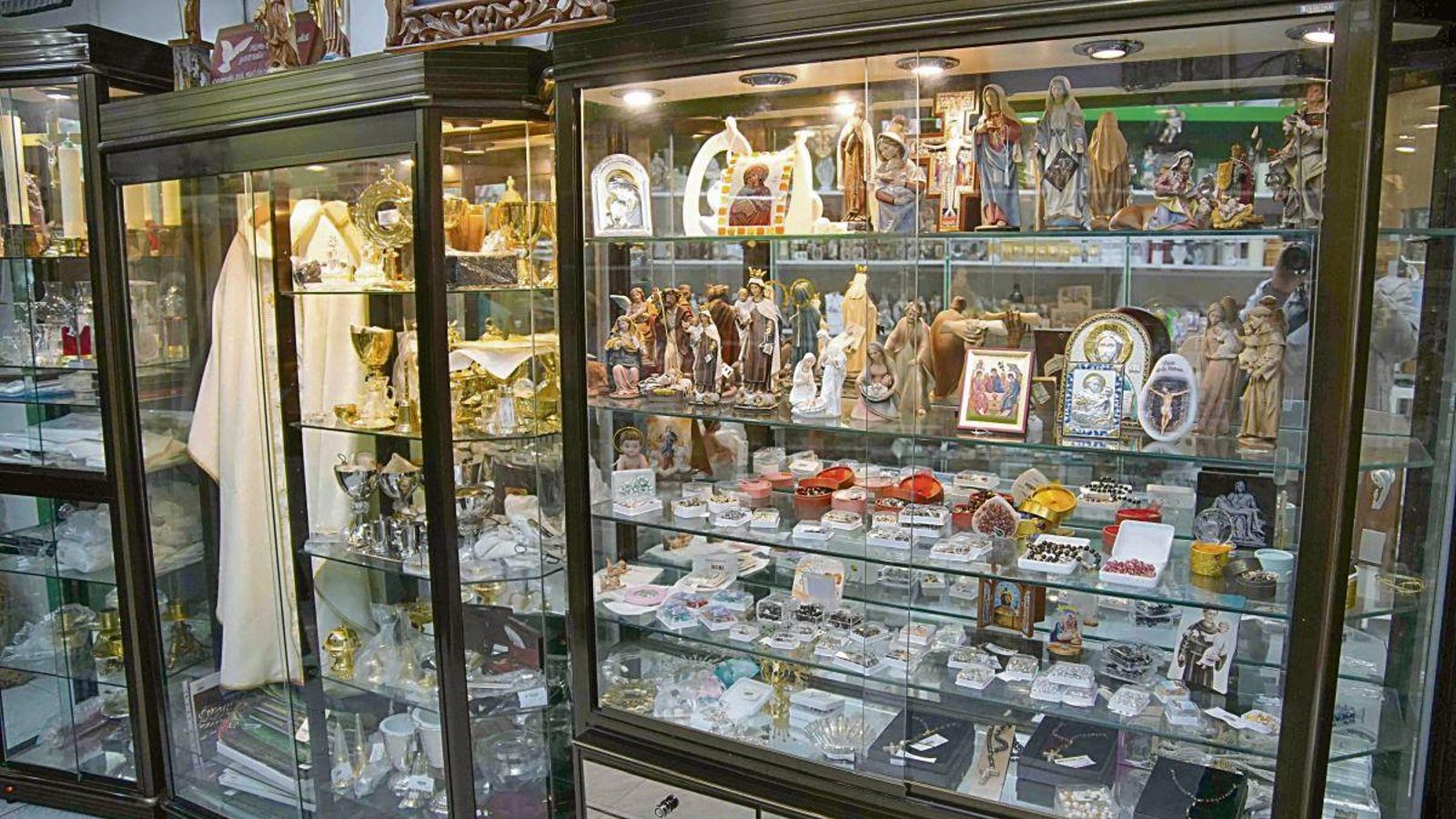 Reúne entre sus 500 y 600 referencias desde rosarios y medallas hasta prendas y artículos destinados a sacerdotes.