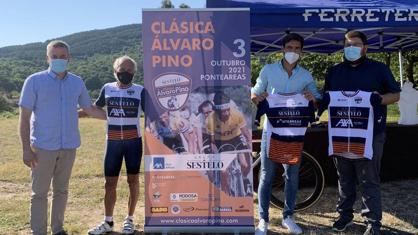 Luis Piña, Álvaro Pino, Gorka Gómez y Miguel Bouzo, en A Franqueira presentando el ‘maillot’ oficial.