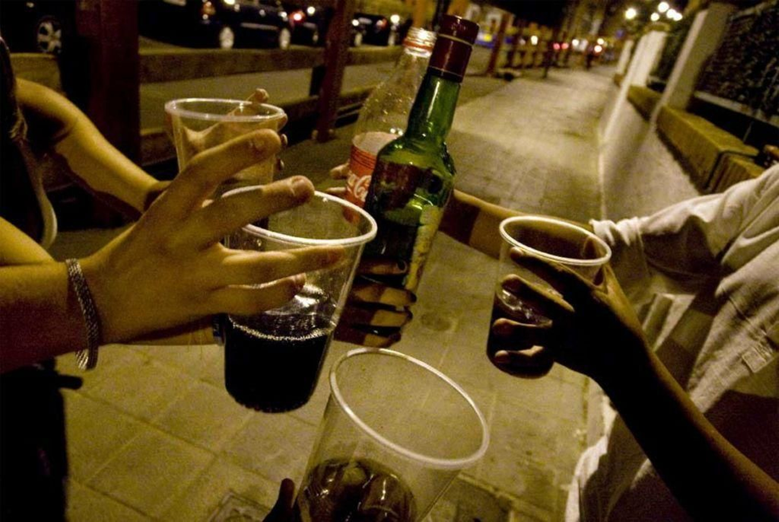 Un grupo de jóvenes hace botellón en la calle, una práctica ilegal y demasiado habitual antes del covid.