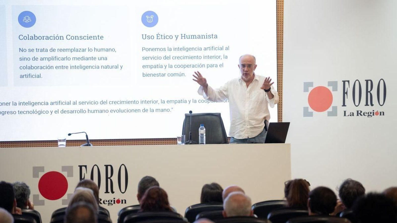 Ángel García Crespo, presidente de la Fundación Human-IA, durante su conferencia en el Foro La Región.