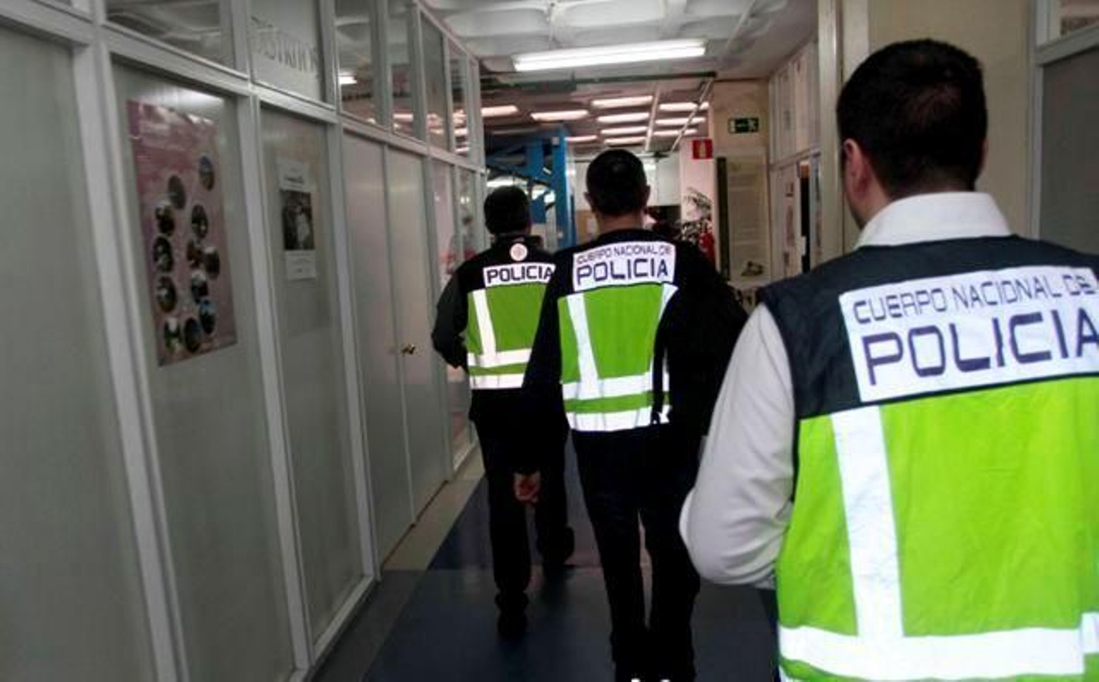 Los agentes de la UDEF en las tareas de registro llevadas ayer a cabo en el interior del Concello de Vigo.