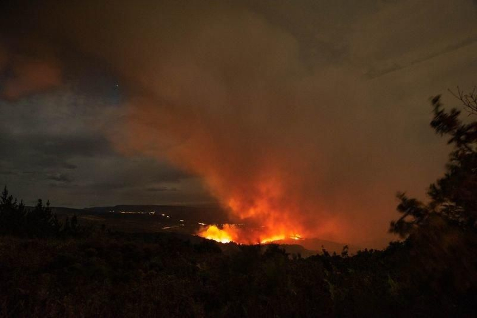 El incendio de A Gudiña obligó a decretar la Situación 2 de alerta. (O. PINAL).
