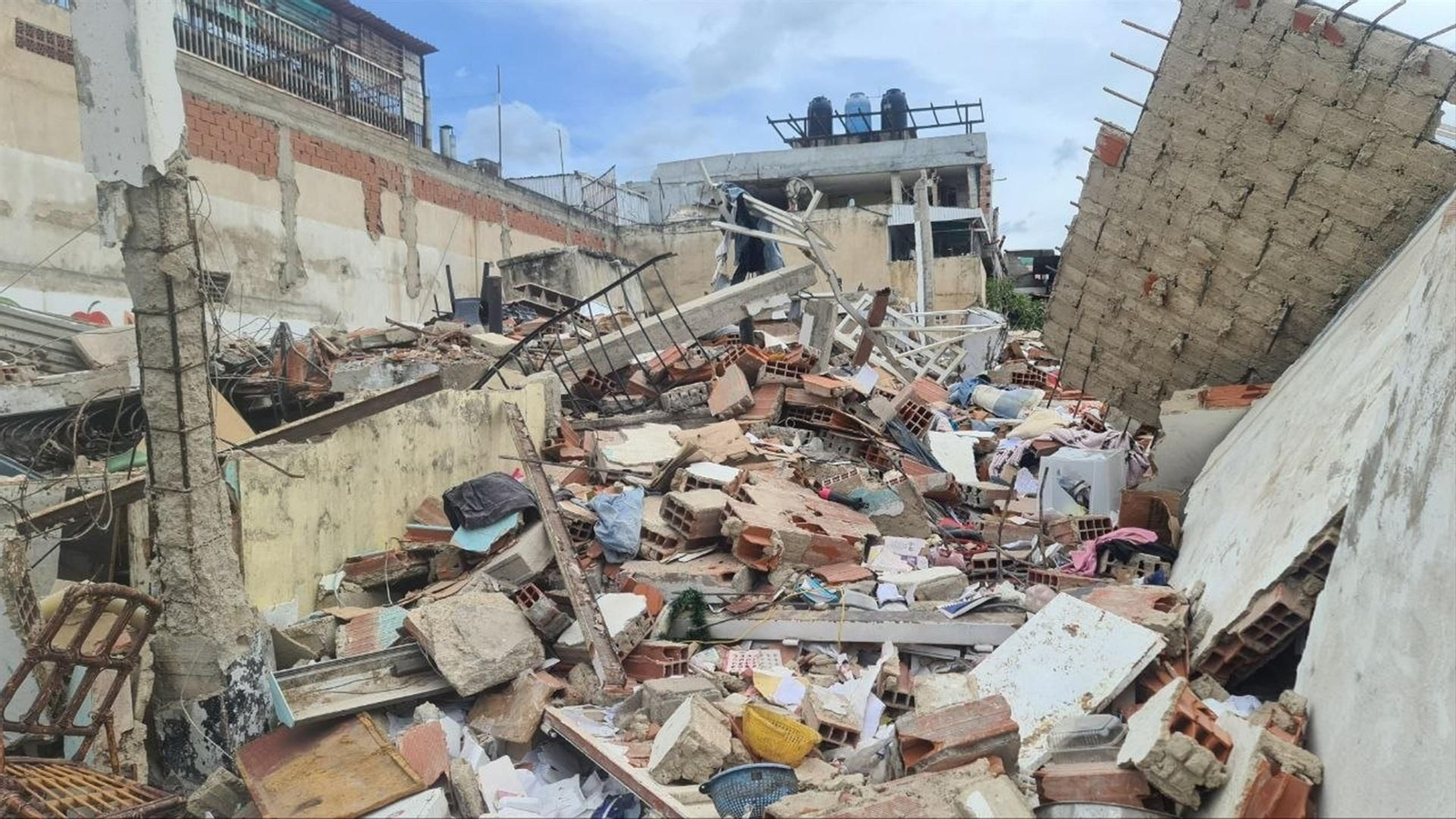 Uno de los edificios derruidos