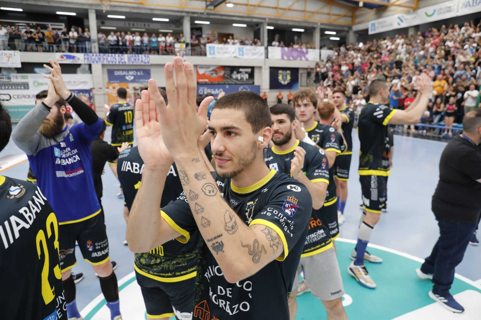 Los jugadores del Cangas saludan a su afición al término del partido.