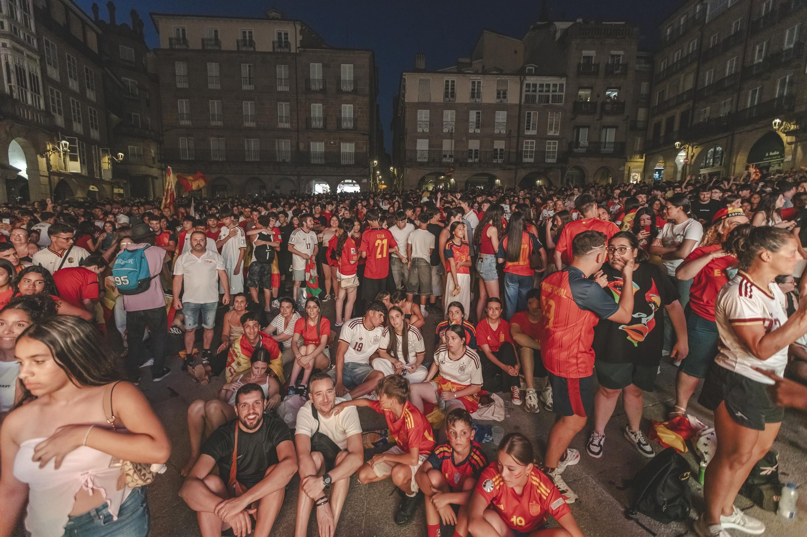 Galería | Camisetas, banderas y las calles de Ourense llenas de emoción por ver a España jugar los cuartos de final, en fotos