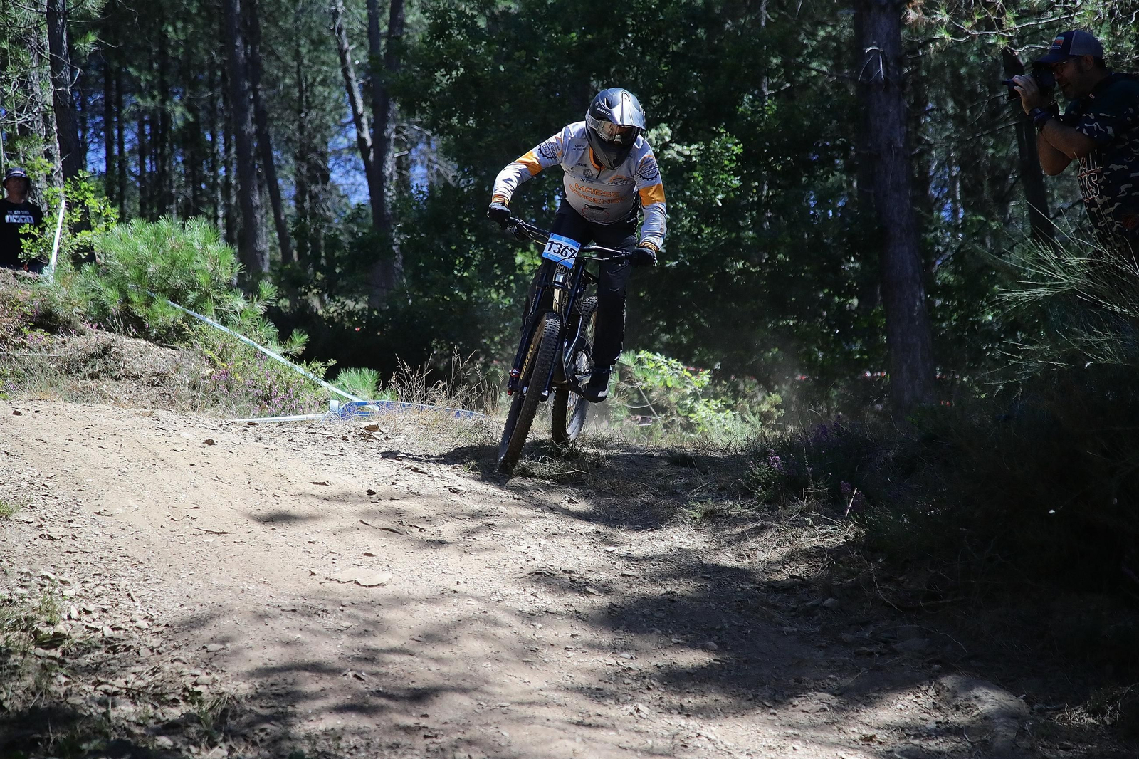 El Autonómico de descenso de mountain bike, un éxito en Xunqueira