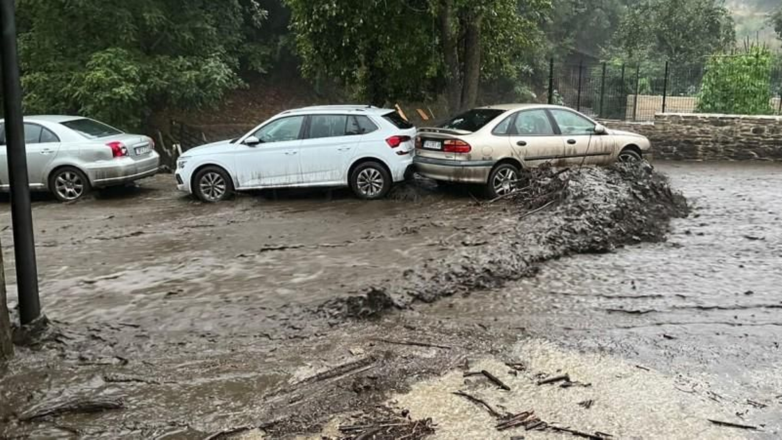 Una fuerte tormenta azotó Ponferrada y provocó el desbordamiento del río Meruelo