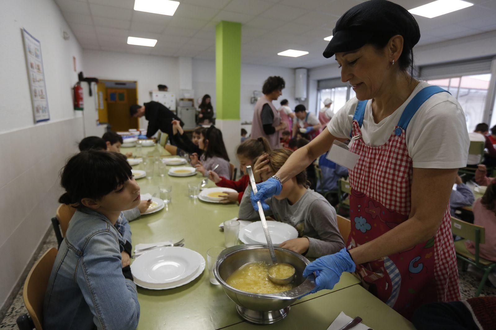Niños en el comedor escolar del CEIP Curros Enríquez, que volverá a gestionar FAPA Ourense. (Foto: Xesús Fariñas)