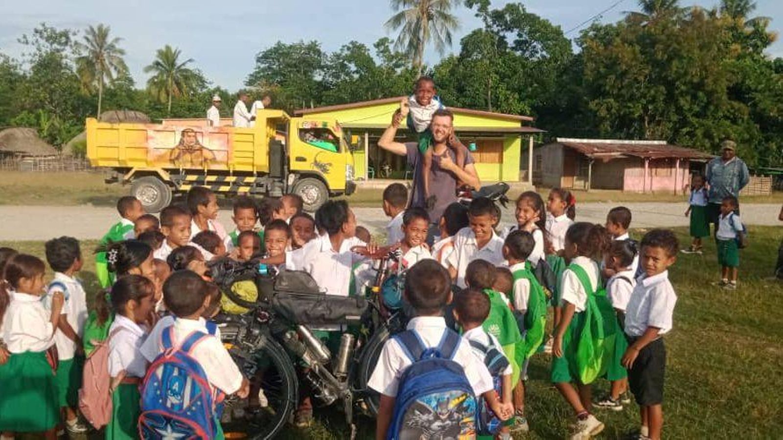 Acompañado por un grupo de nenos en Timor Leste.