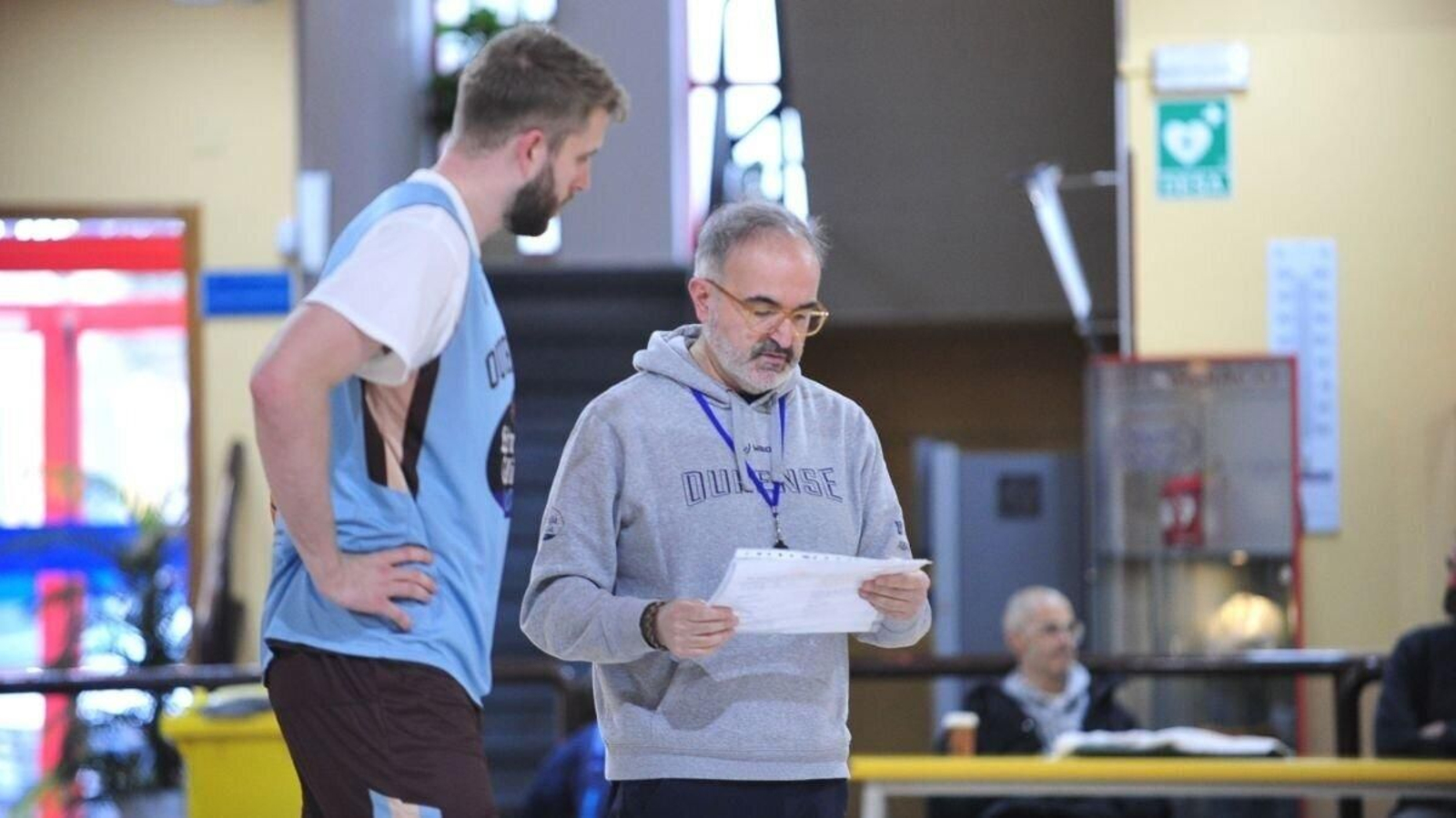 Moncho López habla con Ben Krikke en el entrenamiento de este martes en el Pacito. (Foto: José Paz)