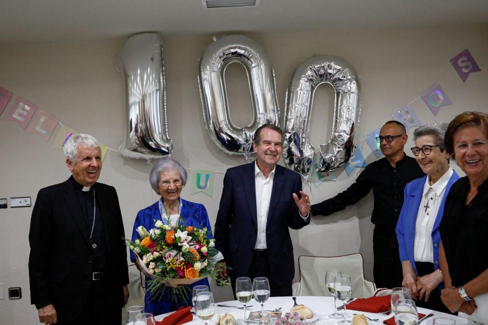 Consuelo Puente, ayer, con el ramo de flores que le entregó el alcalde.