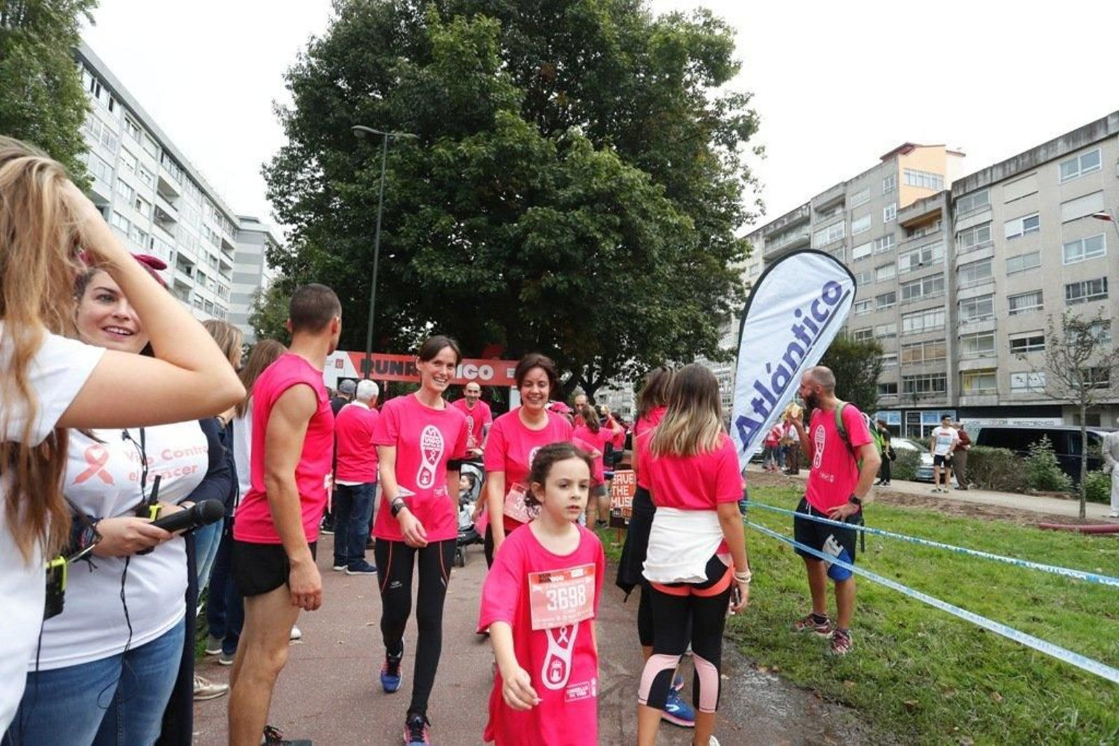 El color rosa abarrotó la Avenida de Castelao - JV Landín 071