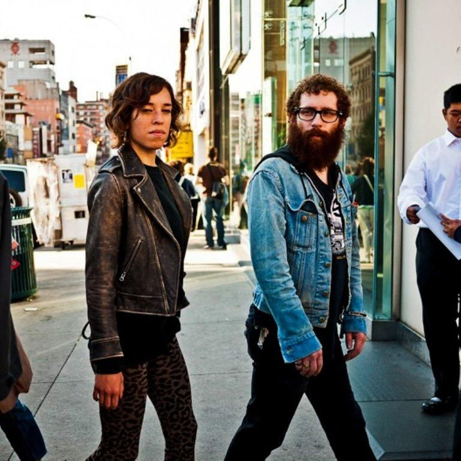 Dos jóvenes con la típica estética "Hipster" en un barrio neoyorquino, donde nació la tendencia.