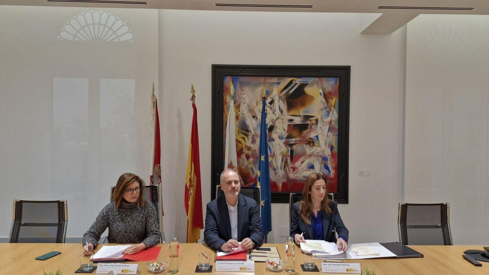 María José Caride, David Regades e Inés González, ayer en el comité ejecutivo.