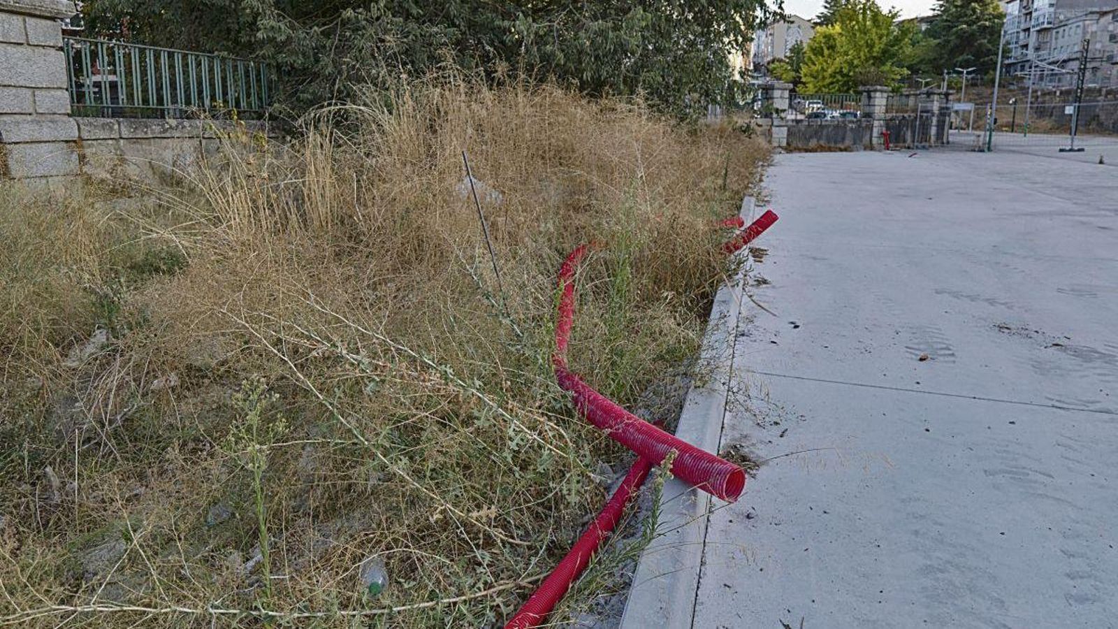 Maleza y restos de tuberías se amontonan en la estación de Ourense San Francisco.
