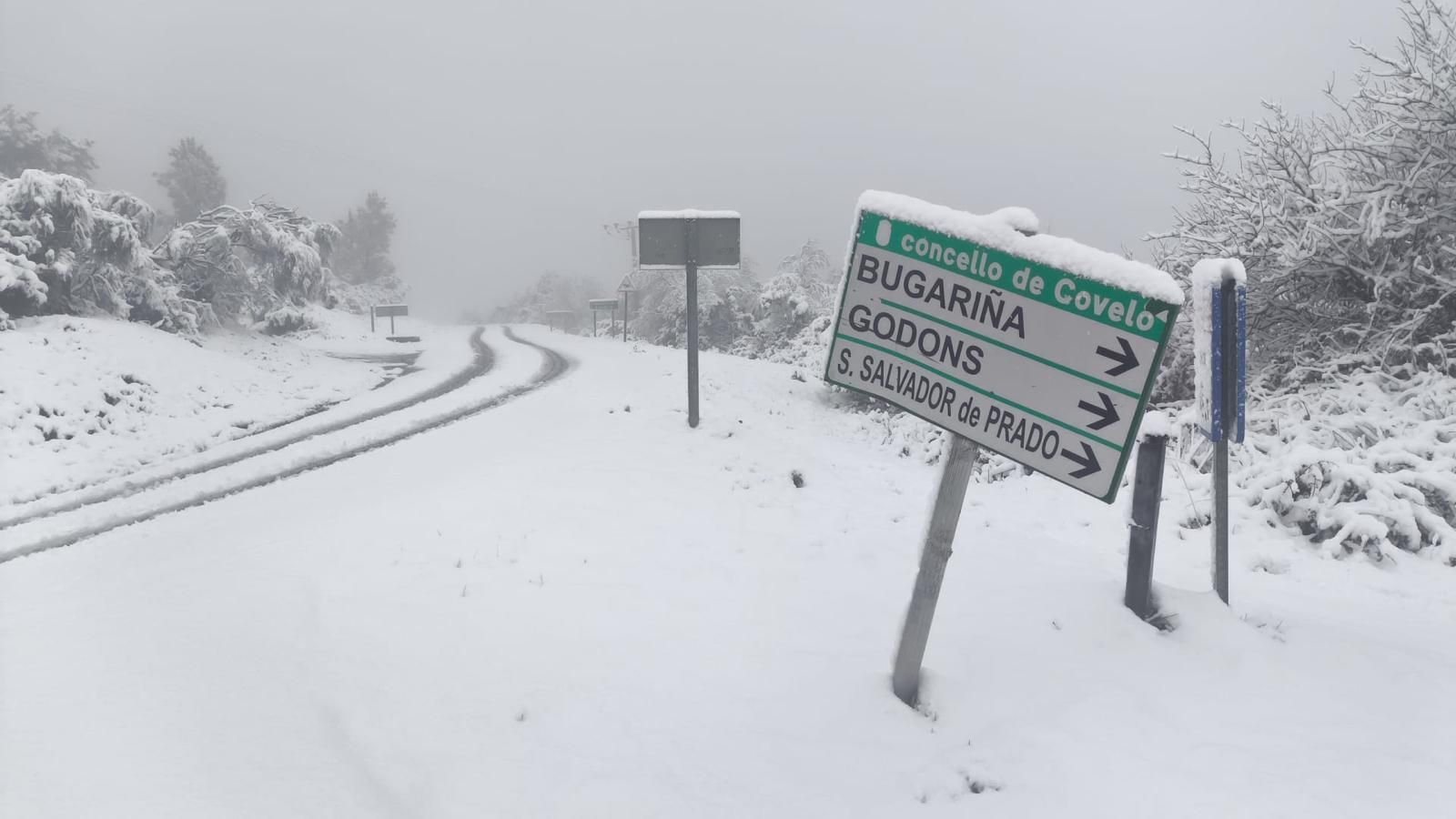 Galería | La nieve da la bienvenida al invierno en A Cañiza