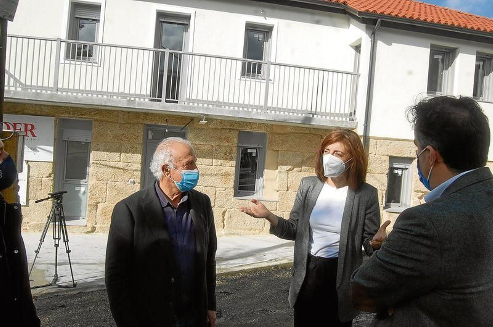 Manuel Seoane y Ángeles Vázquez, ayer en una de las viviendas rehabilitadas.