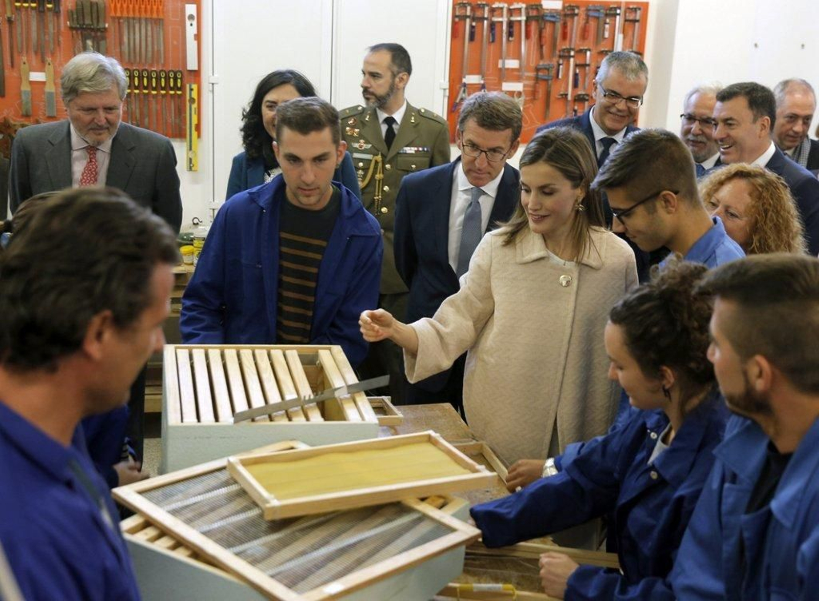 La reina, departiendo con un grupo de alumnos del centro de FP "San Rosendo" de Mondoñedo.