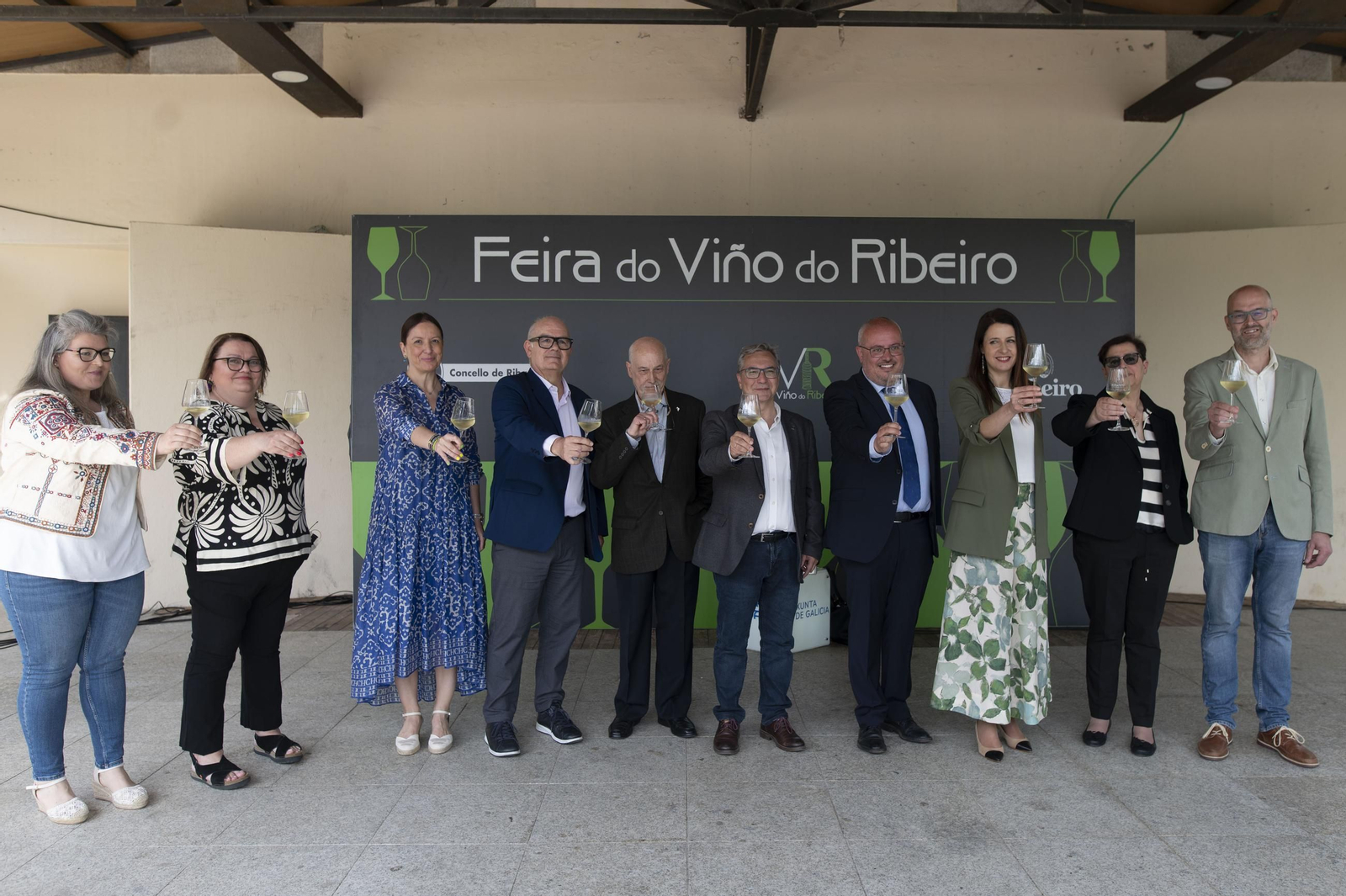 Ambiente festivo, brindis y degustaciones en el recinto de la Alameda de Ribadavia durante la celebración de la 63ª Feira do Viño do Ribeiro