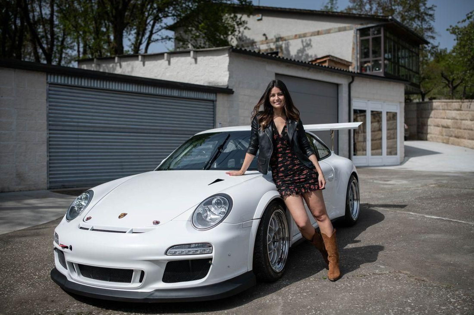 Noelia Rey, junto al Porsche 997 GT3 2010 propiedad de Miguel Paredes "Miúdo". (Fotos: Óscar Pinal)