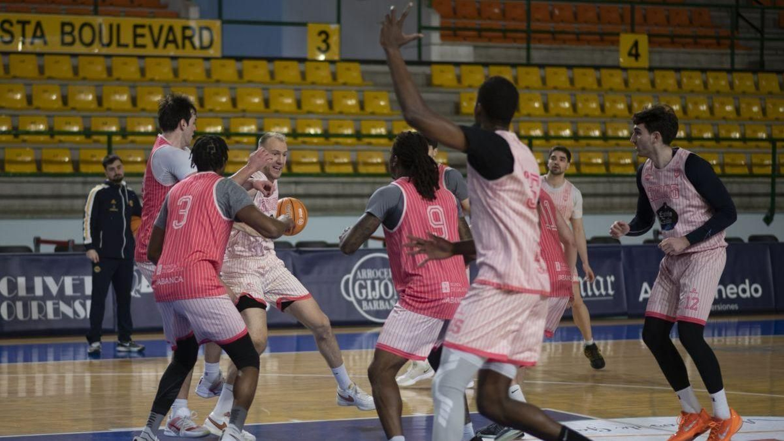 Los jugadores cobistas se ejercitan sobre la pista del Pazo durante la previa al encuentro.