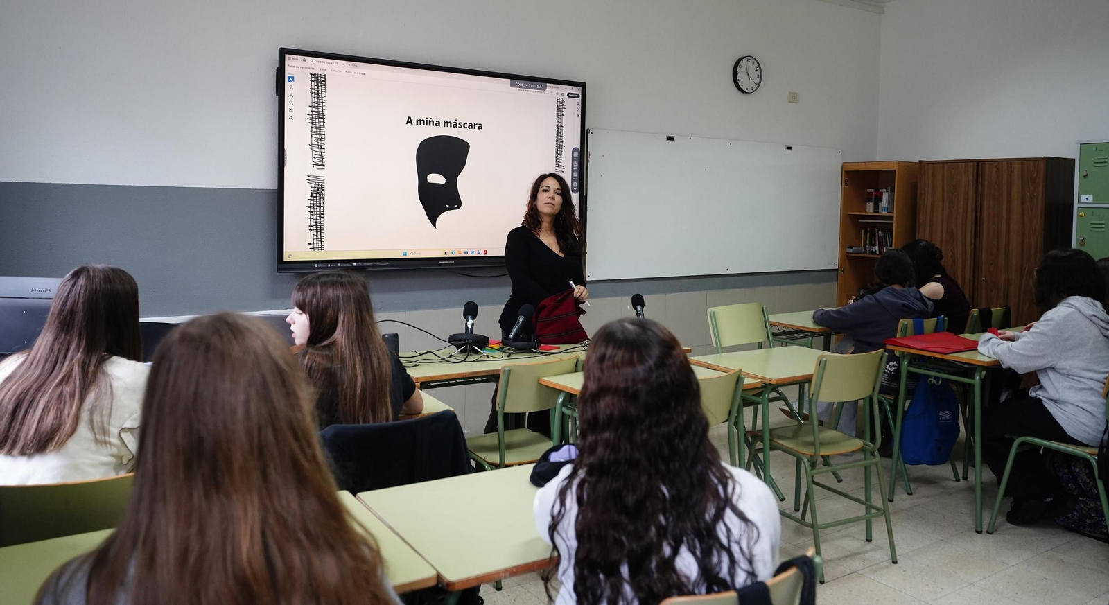 Rocío Cadahía, de Agareso, durante la sesión con las alumnas de 3º ESO del IES Politécnico.
