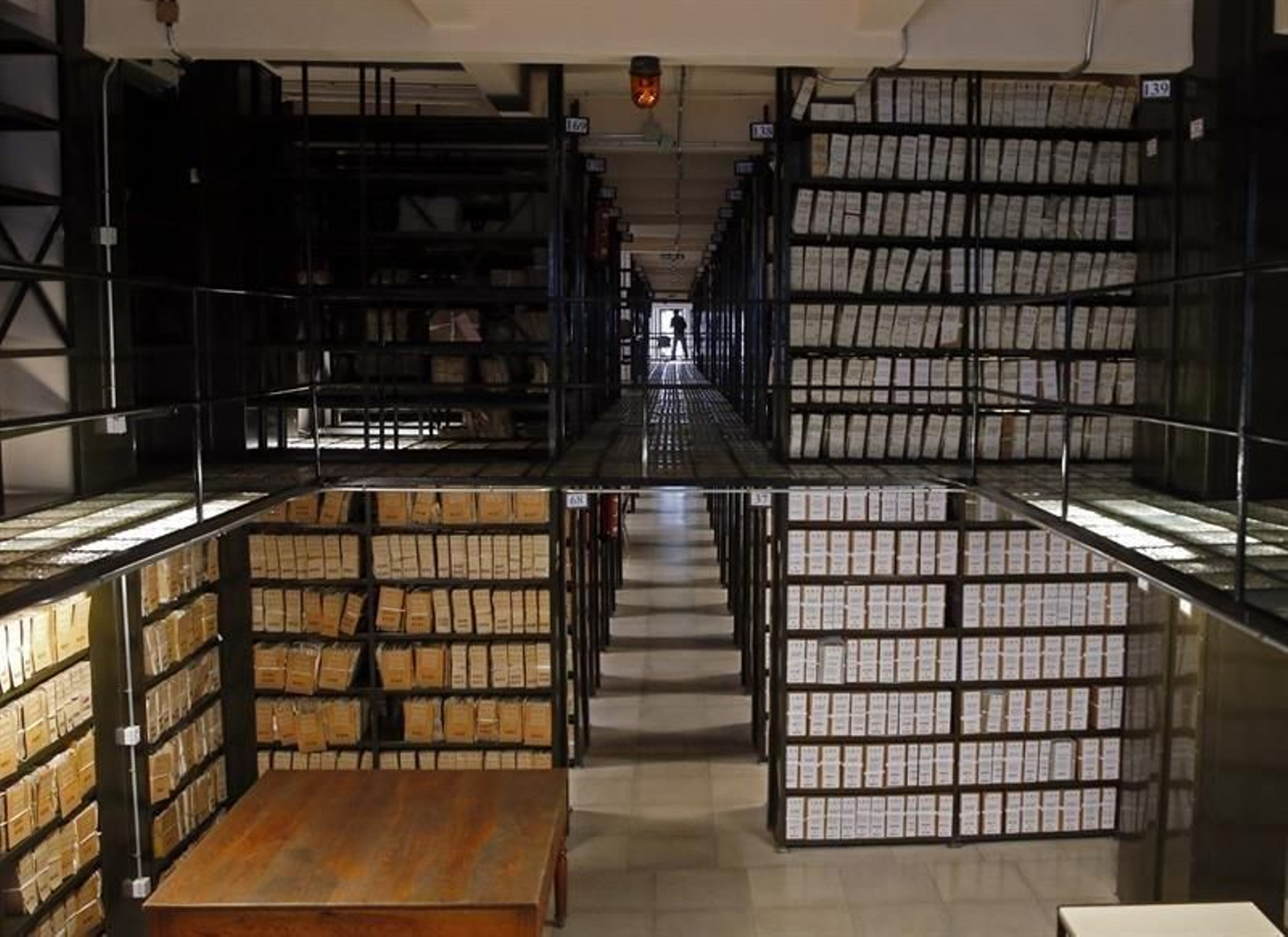 Pergaminos, fotografías y sellos de cera medievales son algunos de los documentos que alberga el Archivo Histórico Nacional.