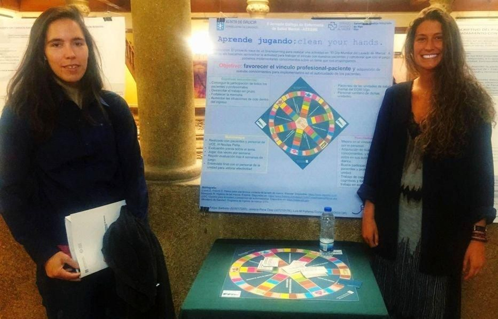 Nuria Feijóo y Jessica Pena, con el Trivial que se utiliza en el hospital Nicolás Peña.