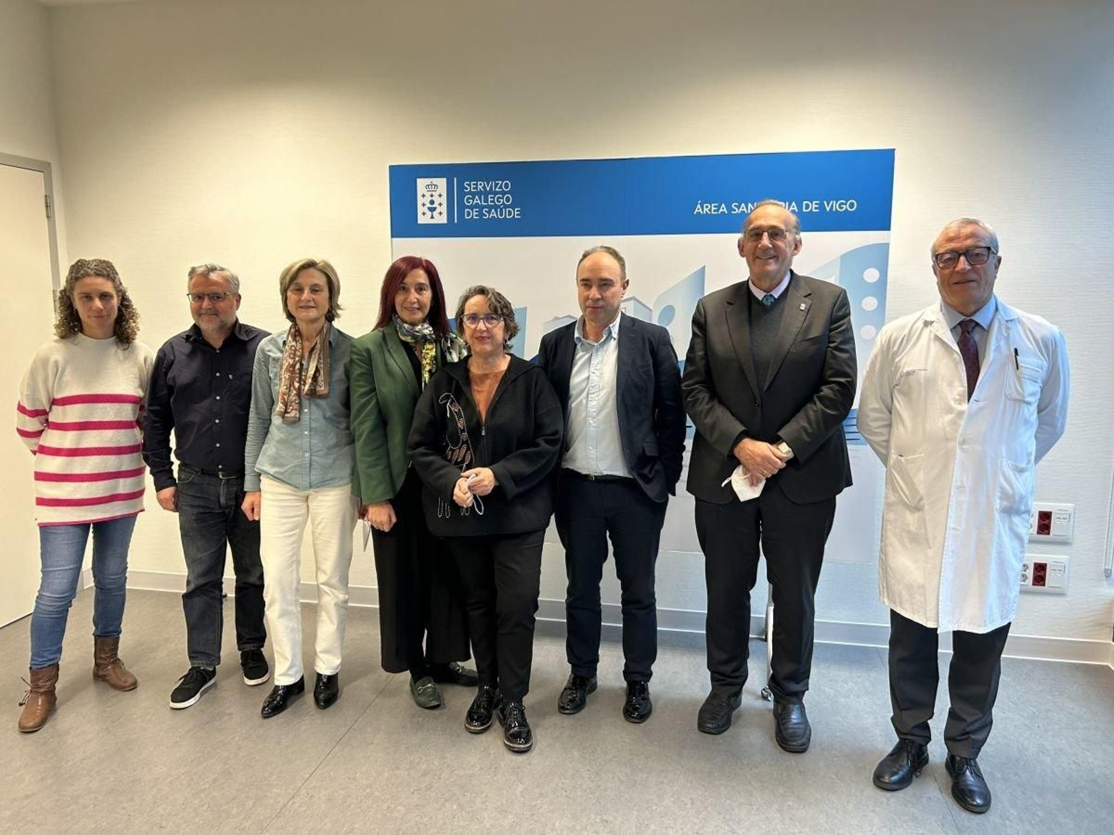 Desde la derecha, Javier Puente, Manuel Reigosa, José Failde y María Jesús Lago, junto a otros profesionales.