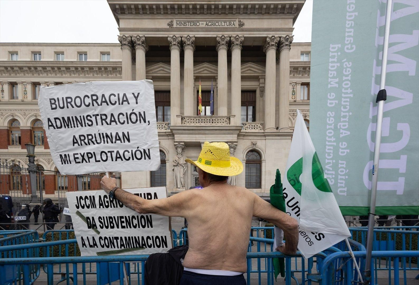 Un agricultor protesta sobre su tractor frente al Ministerio de Agricultura, (EP).