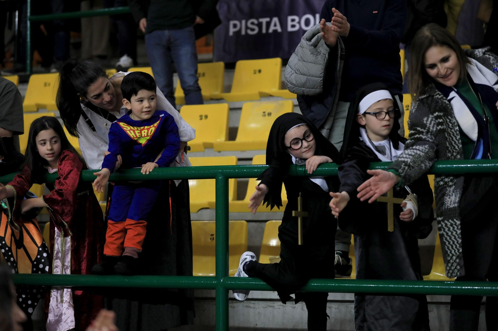 Galería | El Pazo disfruta de un sábado de baloncesto y Entroido