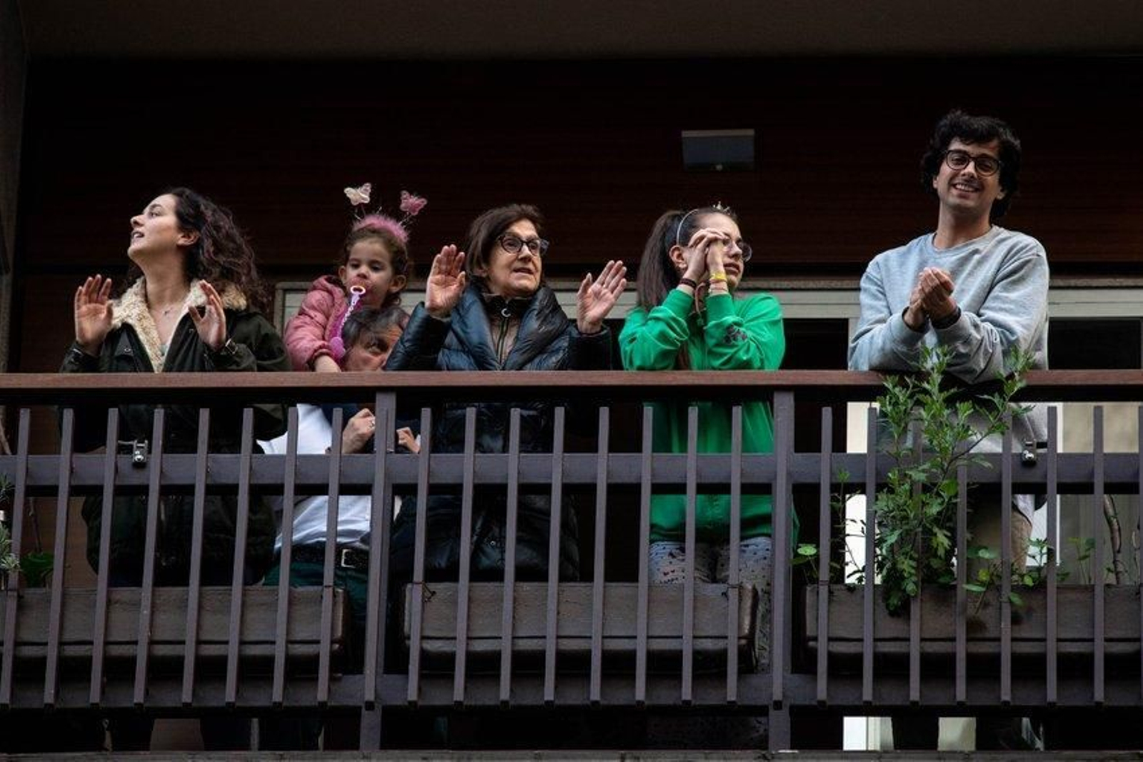 Aplauso de las vecinas y vecinos a los sanitarios. Foto: Óscar Pinal