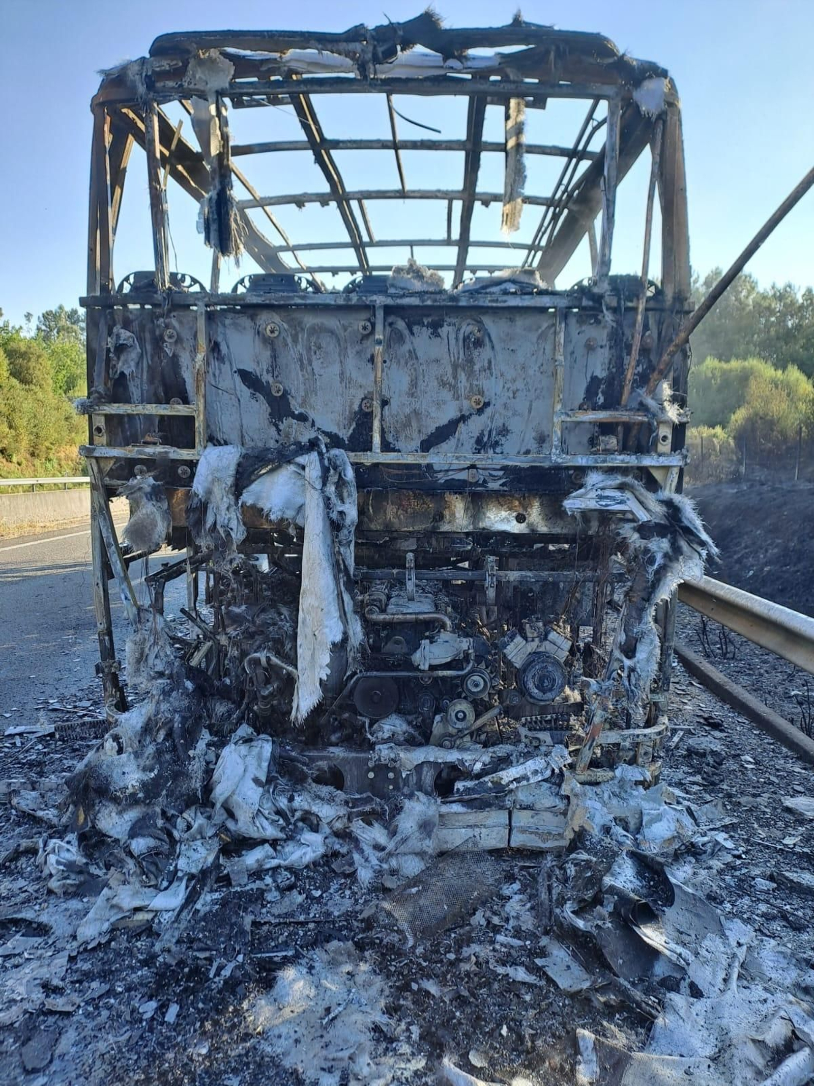 El autobús calcinado tras el incendio registrado este domingo en la AG-53