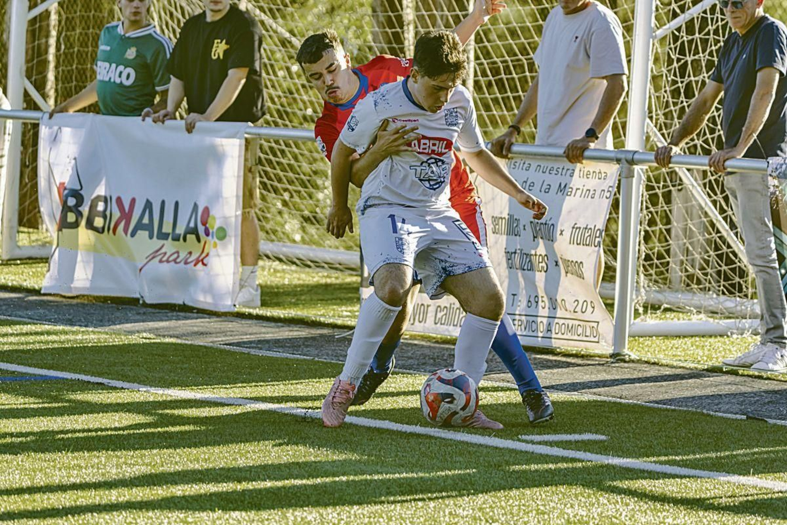 Marcos, del Velle, intenta llevarse el balón ante la marca del lateral Bustelo, del Celanova.