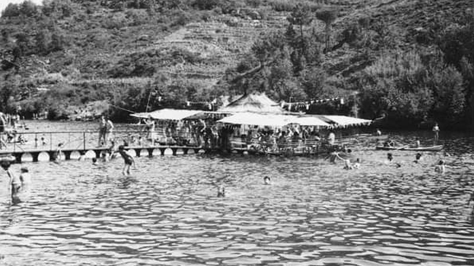 Ourensanos disfrutando del verano en el río Miño.