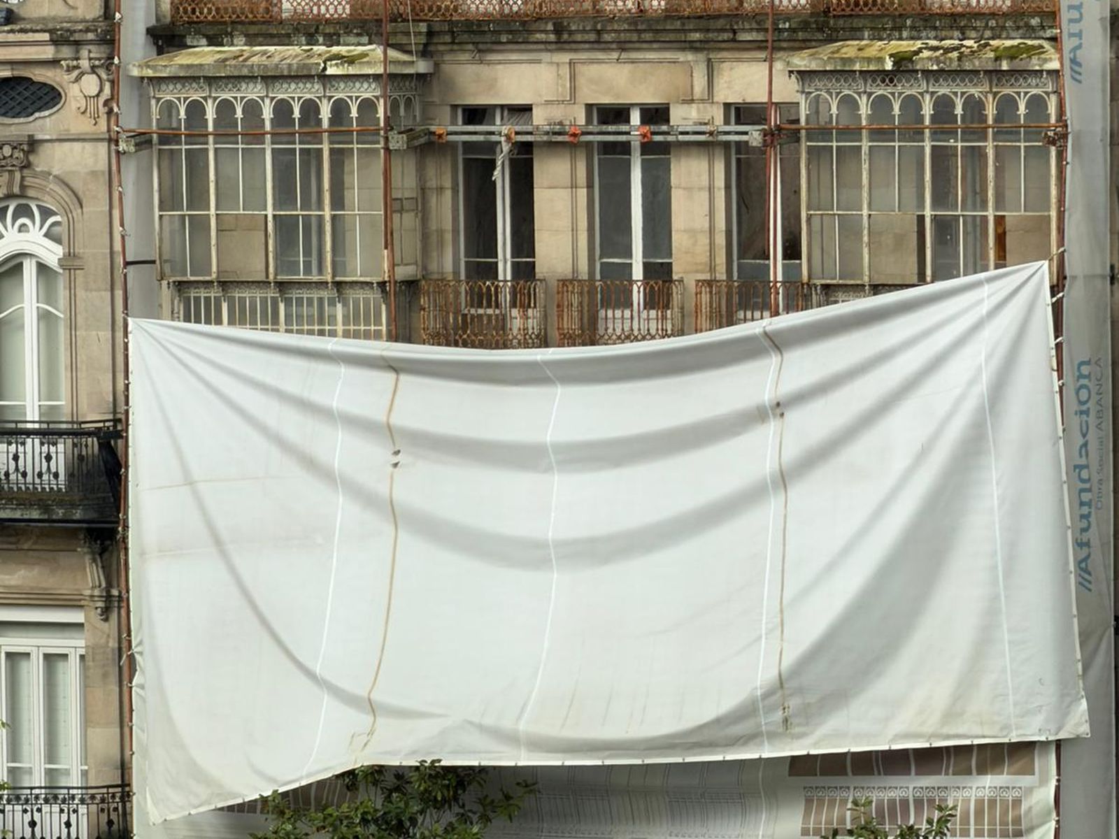 La caída de parte de la lona del edificio de Abanca en Ourense.