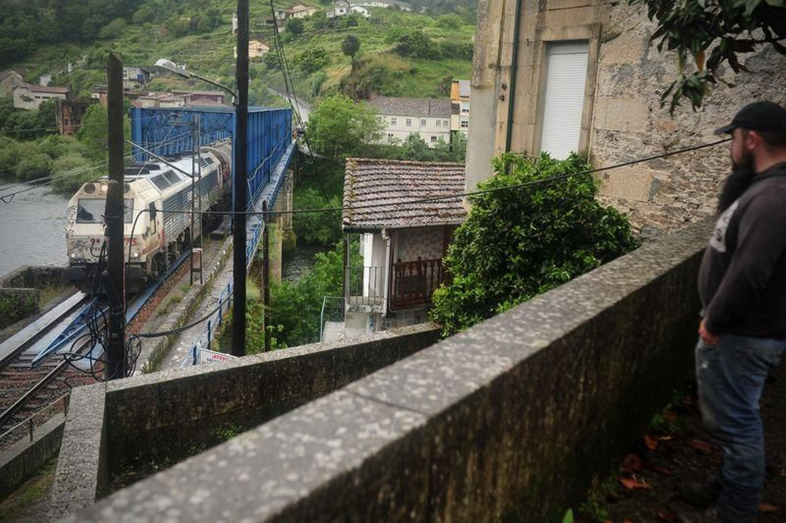 Desde Torrón (Ferreira de Pantón) José Antonio González ve pasar el tren. (JOSÉ PAZ).
