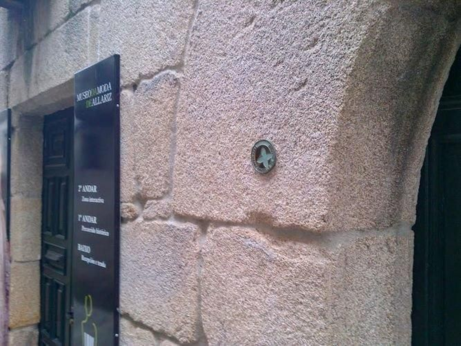 Sinalización do edificio que acolle o Museo da Moda na vila alaricana.