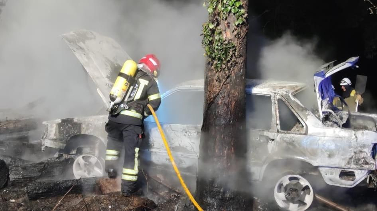 Los bomberos apagan el fuego del vehículo en Coles.