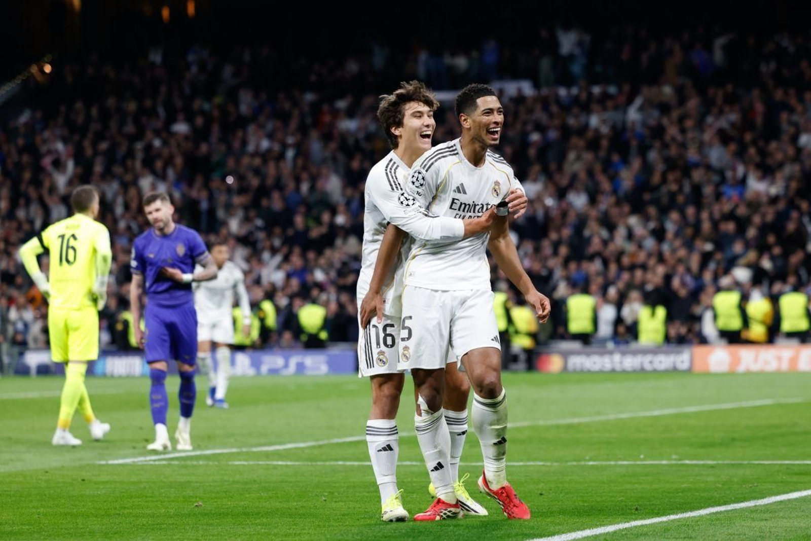 El Real Madrid goleó ayer al Mónaco en una noche de felicidad blanca.