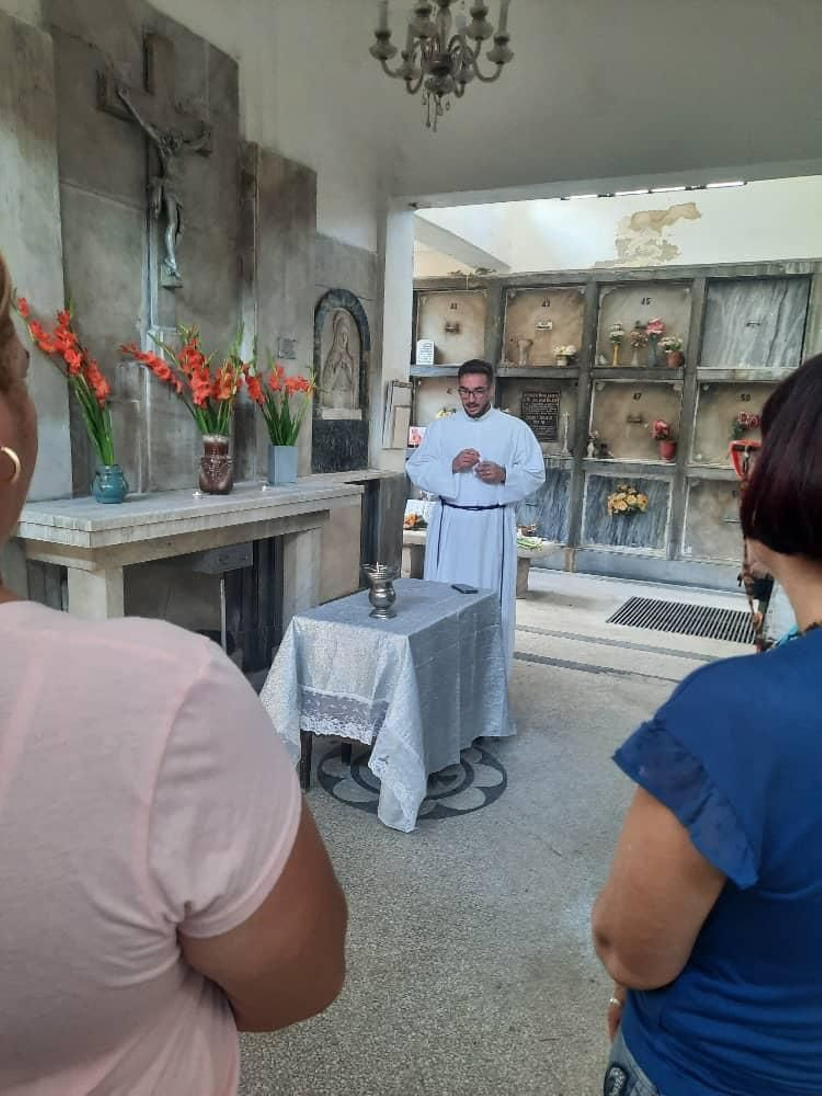El sacerdote durante el responso