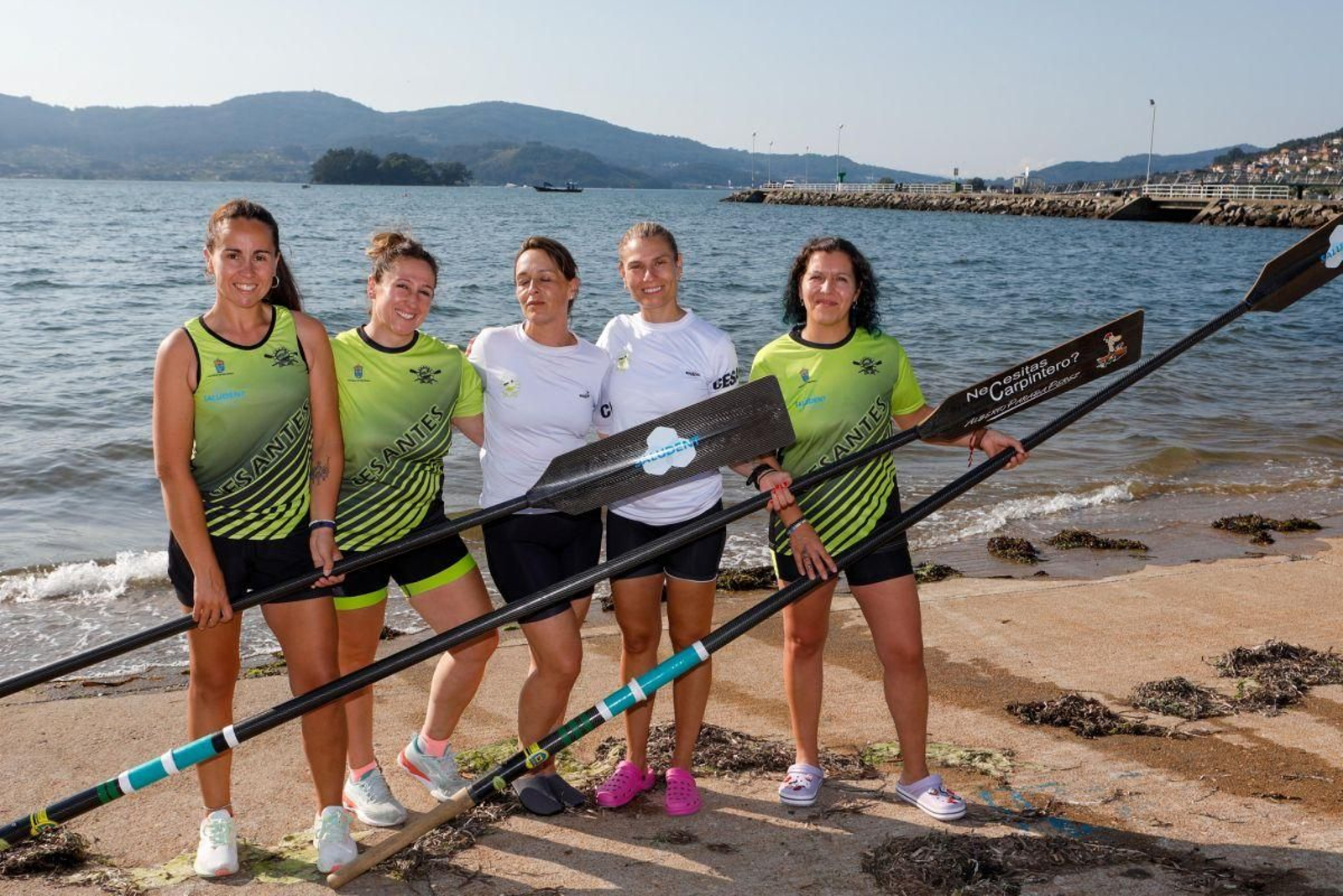 Fani Castro, Silvia Úbeda, Ana Isabel Hermida, Catia Puente y Ariana Castro, en el puerto de Cesantes (Redondela).